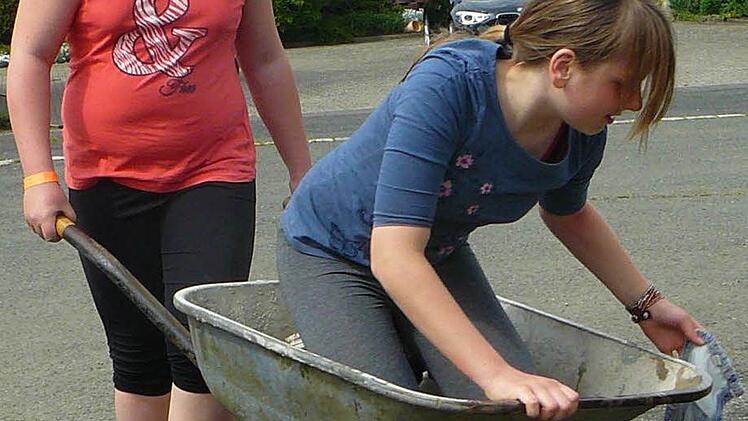 Wassertransport mit der Schubkarre - hier der spätere Sieger der Jugendmannschaften, "Gemütlichkeit" Vorderreuth
