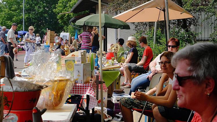 Auf dem Trödelmarkt in Langendorft. Foto: Gerd Schaar