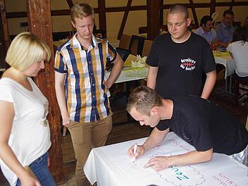 Die Auszubildenden (von links) Katharina Martin (Röser, Kleintettau), Michael Hausknecht (W.O.M., Ludwigsstadt), Niklas Haun (Wiegand, Steinbach) und Christoph Kapler (W.O.M., Ludwigsstadt) stellten der Kronacher Azubi-Akademie ein gutes Abschlusszeugnis aus.