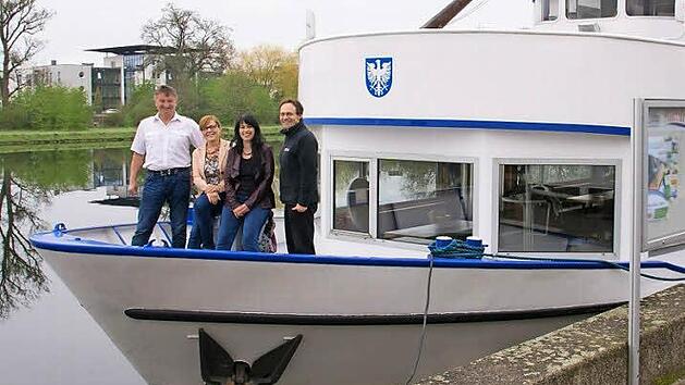 Mit dem Schiff &uuml;ber den Main: Kapit&auml;n Ralf Wiertelorz, Petra Lettang und Petra Zirkler (Tourist-Info) und Peter Weber (DB Regio Franken) stellten auf der "Mainfranken" das Angebot vor (von links).  Foto: Ulrike Langer