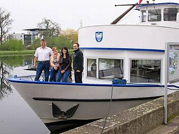 Mit dem Schiff über den Main: Kapitän Ralf Wiertelorz, Petra Lettang und Petra Zirkler (Tourist-Info) und Peter Weber (DB Regio Franken) stellten auf der "Mainfranken" das Angebot vor (von links).  Foto: Ulrike Langer