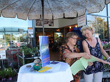 Alrun Lintner (links) sammelt Tag für Tag Unterschriften für das Bürgerbegehren und spricht mit den Menschen über den geplanten Hallenbadabriss. Foto: Heike Beudert