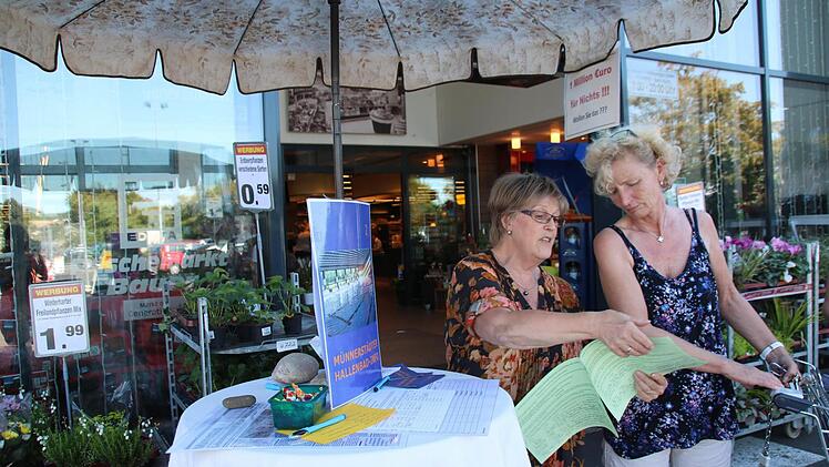 Alrun Lintner (links) sammelt Tag für Tag Unterschriften für das Bürgerbegehren und spricht mit den Menschen über den geplanten Hallenbadabriss. Foto: Heike Beudert