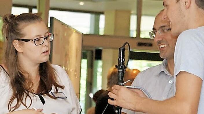 Faszination Medizin: F&uuml;r die Besucher war es sehr interessant, selbst einmal zum Endoskop zu greifen.