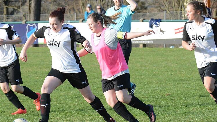 Gegen die Sonne und den Gegner: Nüdlingens Kapitänin Ann-Cathrin Kiesel (Mitte) versucht, die Hammelburgerin Sabine Adam vom Ball zu lösen.  Foto: ssp
