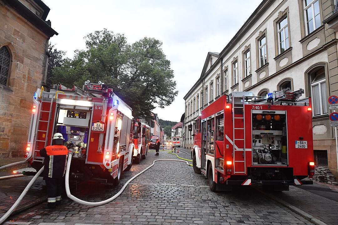 Großeinsatz in der Bamberger Altstadt: Dachstuhl am Jakobsplatz brennt