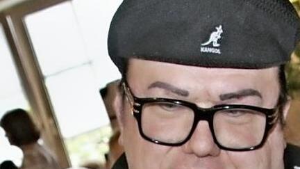 Norbert Neser aus Grub am Forst im Landkreis Coburg mit seinem achtzehn Wochen alten Shih Tzu Rüden "Akascha of the Chinatown." Foto: Helmut Will