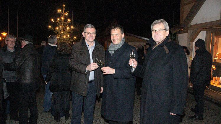 B&uuml;rgermeister Wolfgang M&ouml;hrlein (links),  Pfarrer Marianus Schramm und  Monsignore Edgar Hagel stie&szlig;en auf das Jubil&auml;umsjahr 300 Jahre Kirche St. Wenzeslaus an.