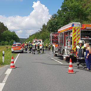 Tödlicher Unfall auf B466: Auto kollidiert mit Lkw