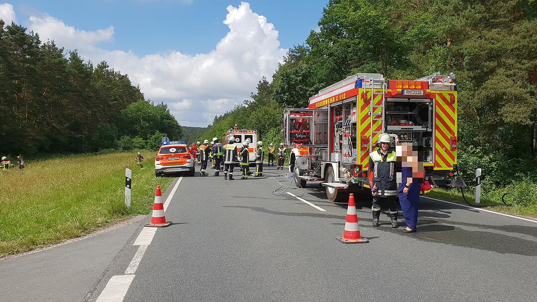 Tödlicher Unfall auf B466: Auto kollidiert mit Lkw