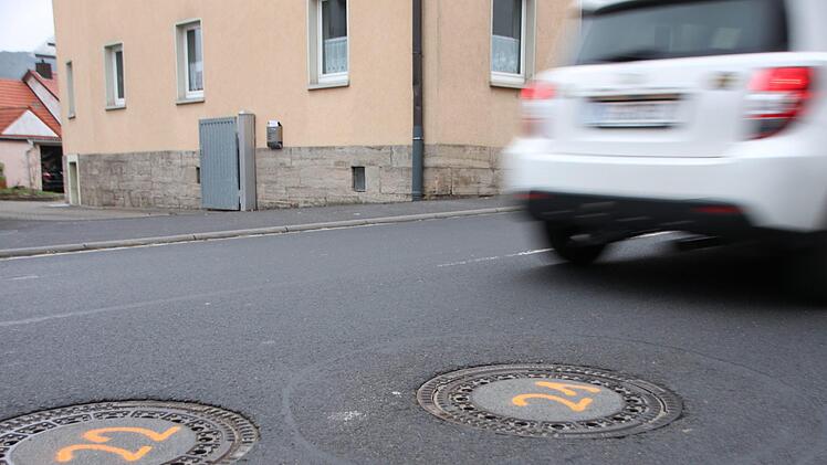 Die Kanaldeckel- oder schächte, die im Frühjahr verbessert werden sollen, wurden bereits markiert.Heike Beudert