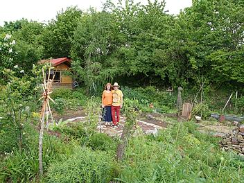 Jutta und Thomas Weimar in ihrem Garten in AuraFoto: Archiv/Arkadius Guzy