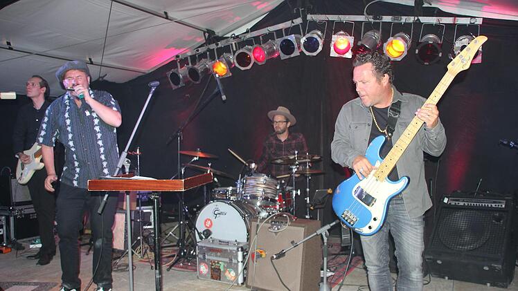 Steven Troch und seine Band heizten im Schmölzer Blues-Zelt mächtig ein.Friedwald Schedel