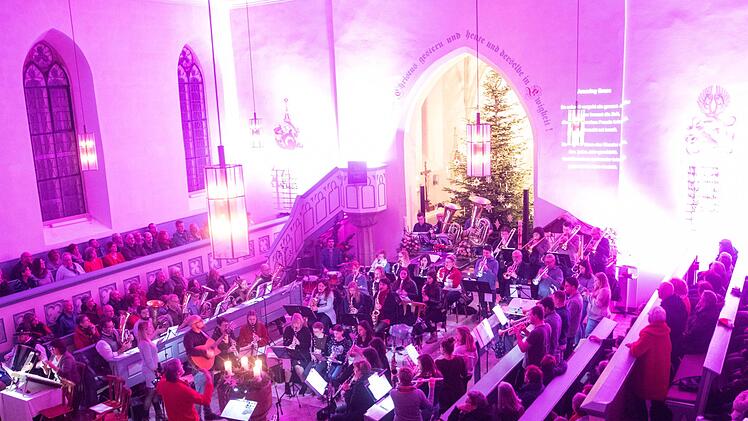 Die Geröder Kirche war beim jährlichen Weihnachtskonzert in stimmungsvolle Farben getaucht. Foto: Johanna Kohl