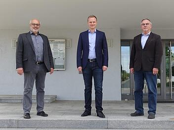 Bürgermeister Nico Rogge (Mitte) trat sein Amt an, daneben (links) der bisherige Bürgermeister Franz Kuhn und Stellvertreter Gerhard Fischer.  Foto: Martina Straub