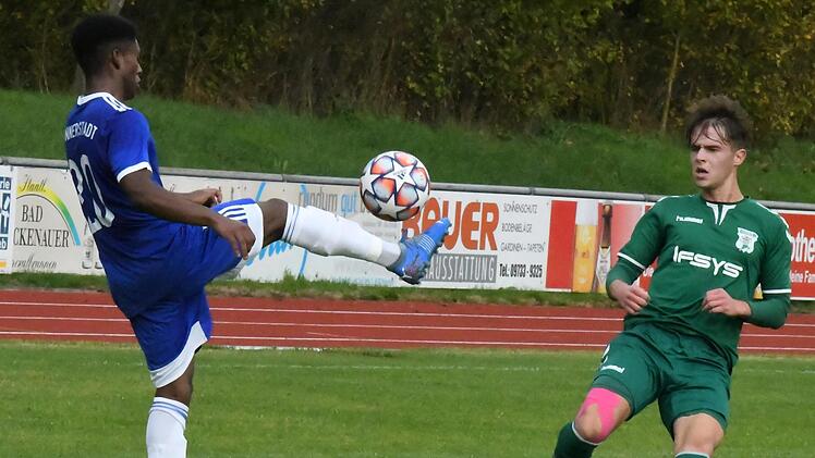 Bei so einer feinen Ballbehandlung, wie vom Münnerstädter Diego Rosero Quinones gezeigt, staunt auch der Gegenspieler. Foto: Hopf