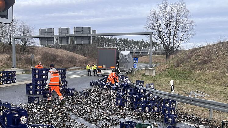 Getränkelaster verliert Ladung bei A70 nahe "Bierkurve"