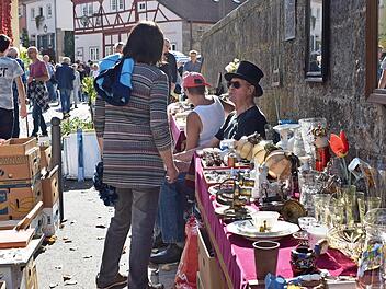 Kunst und Krempel beim Trödelmarkt.
