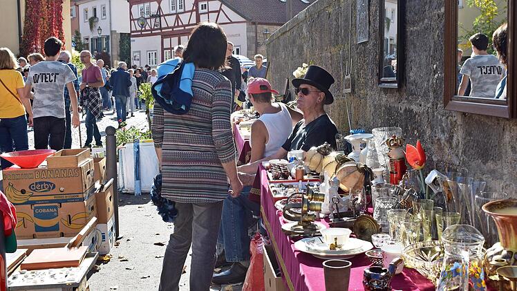 Kunst und Krempel beim Trödelmarkt.