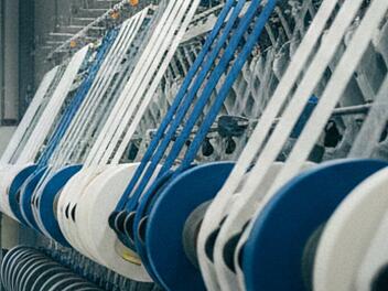 Produktionsstandort eines Textilunternehmens. In der Fertigung werden unter anderem Garne hergestellt.