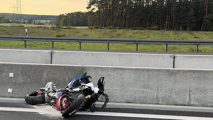 T&ouml;dlicher Unfall auf der A6 bei Kammerstein: Motorradfahrer (63) stirbt nach Kollision