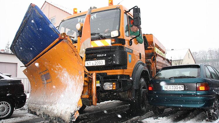 Winterdienst mit Tücken: Oft parken Autos beidseitig der Straße, so dass der Mega-Mercedes nicht oder nur mit Millimeterarbeit durchkommt.