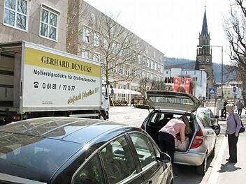 Schräg statt längs: In der Von-Hessing-Straße soll es schon bald mehr stadtnahe Kurzzeitparkplätze geben. Foto: Edgar Bartl