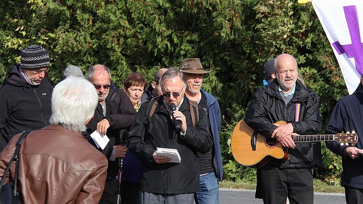 Am Mikrofon: Pfarrer Franz Schmitt.