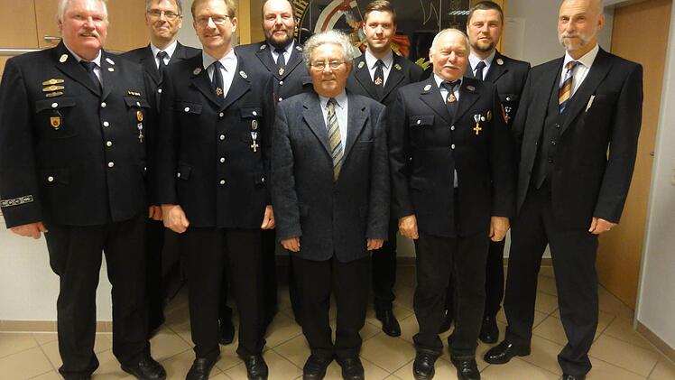 Kommandant Gregor Metz (links) und Vize Robert Goll (2. von rechts) ehrten (von links) Andreas Goll, Christian Schmitt und Thomas Metz für 30 Jahre aktive Dienstzeit, Alfons Schmitt für 60 Jahre und Gerd Back für 50 Jahre Treue zur Feuerwehr. Es gratulierten OB Blankenburg (rechts) und Schriftführer Philipp Kröckel (4. von rechts). Foto: Wimmel