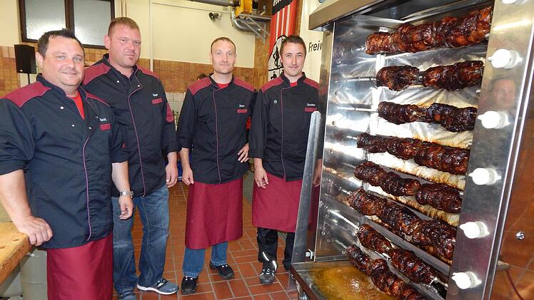 Harald Wahl, Holger Friede, Jürgen Schwab und Sebastian Beck von der Freiwilligen Feuerwehr hatten am Grill alles fest im Griff.