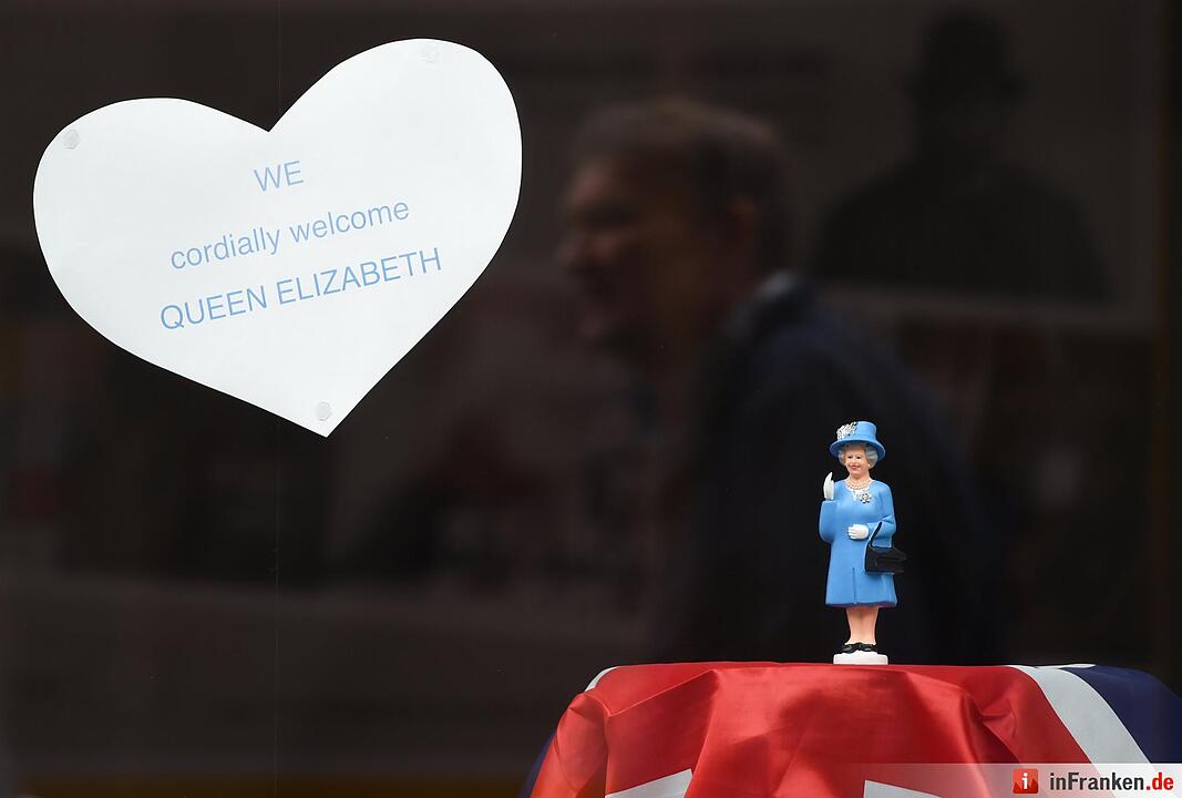 Schaufenster mit Winke-Queen