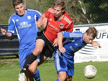 Auffahr-Unfall: Zu eng ist die Gasse für den Fuchsstädter Michael Emmer geworden, gebildet von den Münnerstädtern Julian Göller (links) und Denny Mangold. Foto: ssp