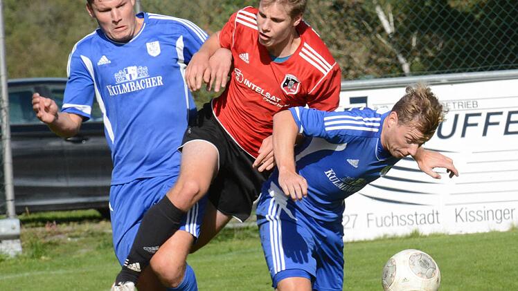 Auffahr-Unfall: Zu eng ist die Gasse für den Fuchsstädter Michael Emmer geworden, gebildet von den Münnerstädtern Julian Göller (links) und Denny Mangold. Foto: ssp