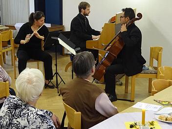 Kaffee und Kunst: Das "Trio Gaubert" war beim Seniorenkreis der evangelischen Gemeinde zu Gast. Seit vielen Jahren schon kommen die jungen Profimusiker von "Live Music Now" nach Ebern.  Foto: Johanna Eckert