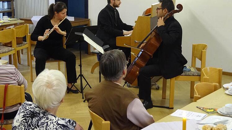 Kaffee und Kunst: Das "Trio Gaubert" war beim Seniorenkreis der evangelischen Gemeinde zu Gast. Seit vielen Jahren schon kommen die jungen Profimusiker von "Live Music Now" nach Ebern.  Foto: Johanna Eckert