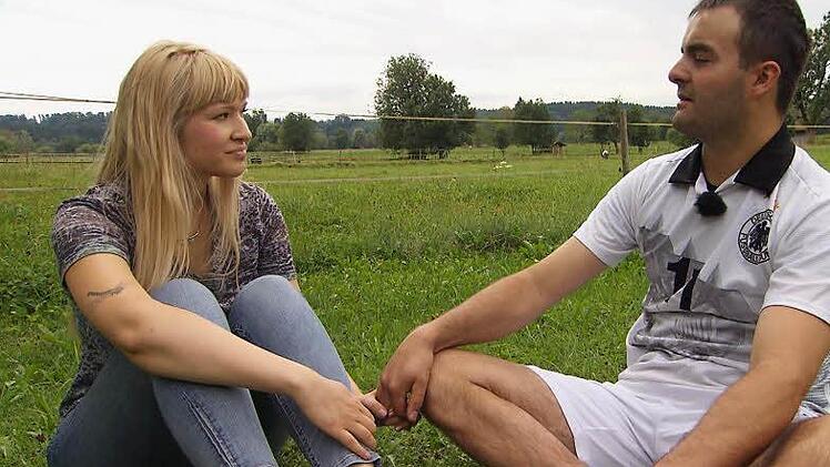 Marfa (26) gesteht Leonhard (26), dem lustigen Landwirt, dass sich bei ihr leider nicht die großen Gefühle entwickelt haben.