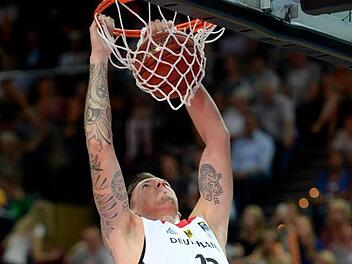 In den letzten Wochen stopfte Daniel Theis den Ball im Dress des Nationalteams in den Korb. Seit Dienstag trainiert er zusammen mit Maodo Lo und Patrick Heckmann wieder in Bamberg. Foto: dpa