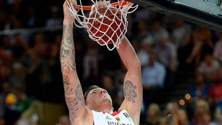 In den letzten Wochen stopfte Daniel Theis den Ball im Dress des Nationalteams in den Korb. Seit Dienstag trainiert er zusammen mit Maodo Lo und Patrick Heckmann wieder in Bamberg. Foto: dpa