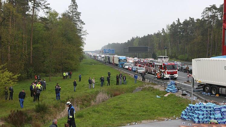 Schaulustige bei einem Unfall auf der A6 bei Roth. Foto: News5