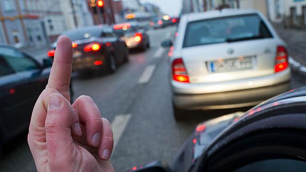 Weil ein anderer Autofahrer ihm den Mittelfinger zeigt, bremste ihn ein 32-J&auml;hriger auf der B13 bei Randersacker aus. Ein Auffahrunfall war die Folge. Symbolfoto: Jens B&uuml;ttner/dpa