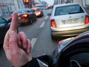 Weil ein anderer Autofahrer ihm den Mittelfinger zeigt, bremste ihn ein 32-J&auml;hriger auf der B13 bei Randersacker aus. Ein Auffahrunfall war die Folge. Symbolfoto: Jens B&uuml;ttner/dpa