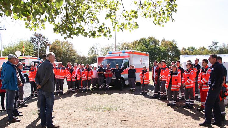 Besprechung mit den BRK-Einheiten vor Beginn der Einsatzübungen.  Foto: Matthias Nöth