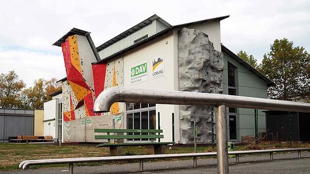 Abgebaut und heruntergekommen: Von der Skateranlage bei der Coje  in der Rosenauer Stra&szlig;e sind noch zwei Surfstangen &uuml;brig geblieben. Der Belag des Basketball-Spielfeldes nebenan weist massive  Sch&auml;den auf.  Foto: Christoph Winter