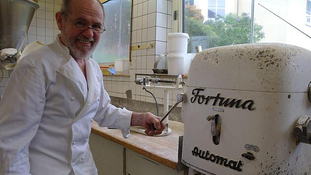 Auch heute formt B&auml;ckermeister Ferdinand Vogler seine Br&ouml;tchen mit der Br&ouml;tchenpresse, die sein Vater noch gekauft hatte. Foto: Stephanie Elm
