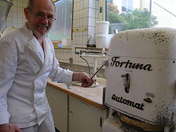 Auch heute formt Bäckermeister Ferdinand Vogler seine Brötchen mit der Brötchenpresse, die sein Vater noch gekauft hatte. Foto: Stephanie Elm