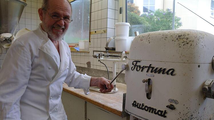 Auch heute formt Bäckermeister Ferdinand Vogler seine Brötchen mit der Brötchenpresse, die sein Vater noch gekauft hatte. Foto: Stephanie Elm