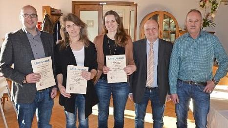 Thomas Erlmann, Andrea Meister und Michaela Hartmann (von links) wurden für die höchsten Herdenleistungen ausgezeichnet. Es gratulierten (weiter nach rechts) Zuchtleiter Markus Schricker und Georg Hollfelder, Vorsitzender des Oberfränkischen Rinderzuchtverbands.