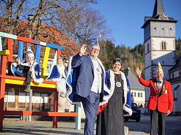 Kinderprinz Nils I., Kinderprinzessin Amelie I., Prinz Frank II., Prinzessin Ramona I. und Pr&auml;sident Wieland Beierkuhnlein werden wohl nur einmal im November ihr Helau mit Abstand vor dem Steinwiesener Rathaus rufen. Foto: Bastian S&uuml;nkel