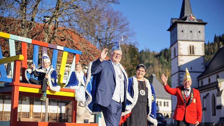 Kinderprinz Nils I., Kinderprinzessin Amelie I., Prinz Frank II., Prinzessin Ramona I. und Präsident Wieland Beierkuhnlein werden wohl nur einmal im November ihr Helau mit Abstand vor dem Steinwiesener Rathaus rufen. Foto: Bastian Sünkel