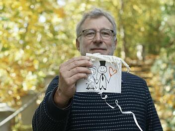 Karl-Heinz Kolb zeigt die &Uuml;berreste eines Luftballs, der wohl bei einer Hochzeitsfeier steigen gelassen wurde.  Foto: Steffen Standke